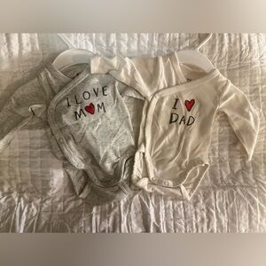 H&M Organic Cotton Baby Bodysuit Set – “I ❤️ Dad” & “I ❤️ Mom “  Newborn